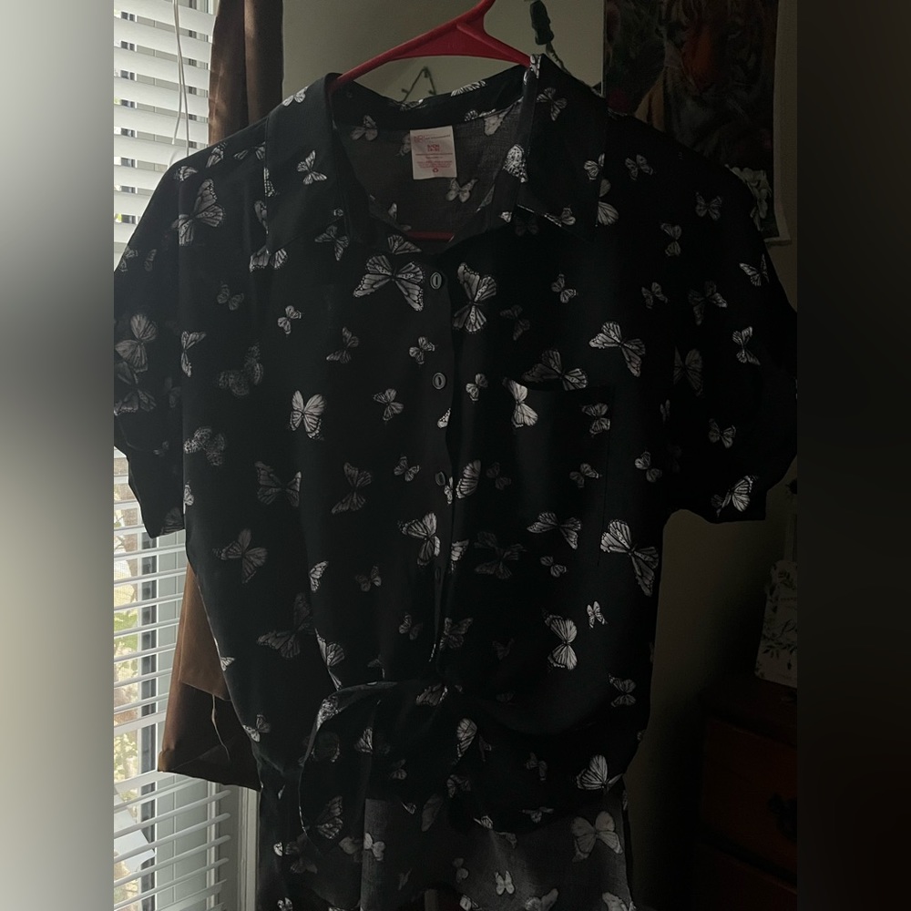 Black/White Butterfly button up! Make it cute or Casual..with a splash 😚🤌🏽🦋